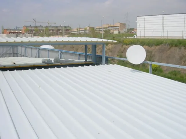 Alero panel sandwich cubierta vista sobre el tejado
