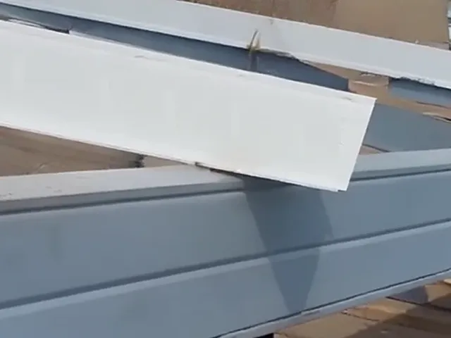 Detalle de perfil Z galvanizado en encuentro con canalón de cubierta