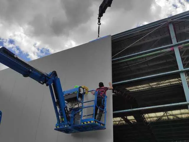 Colocacion panel sandwich en fachada exterior