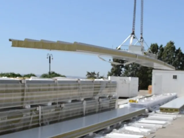  Montaje de panel sándwich de lana de roca para cubierta con ventosa modelo L8-300BAT-AL