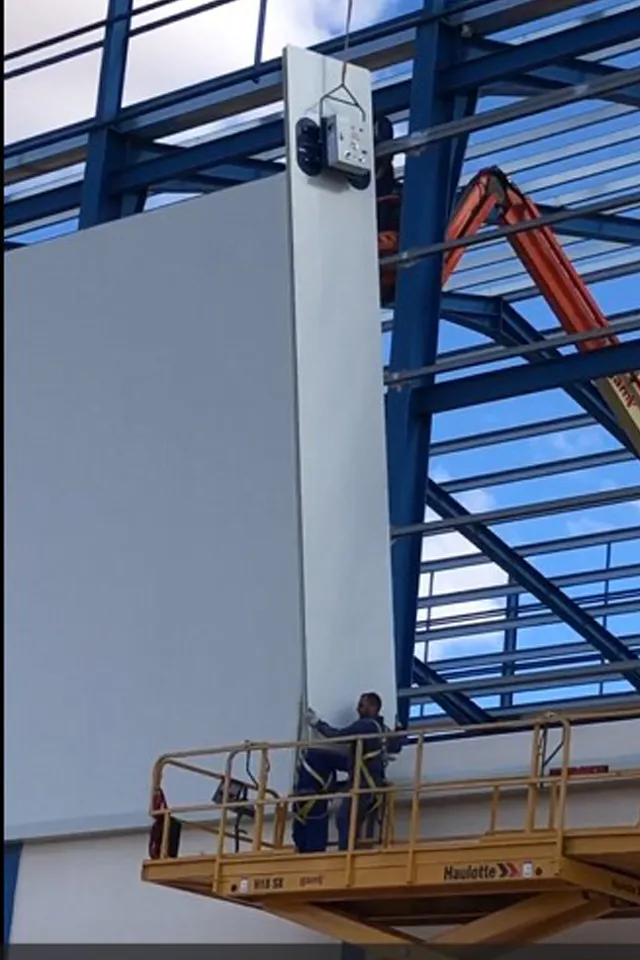 Montaje de panel sándwich de fachada con ventosa modelo L2-400BAT