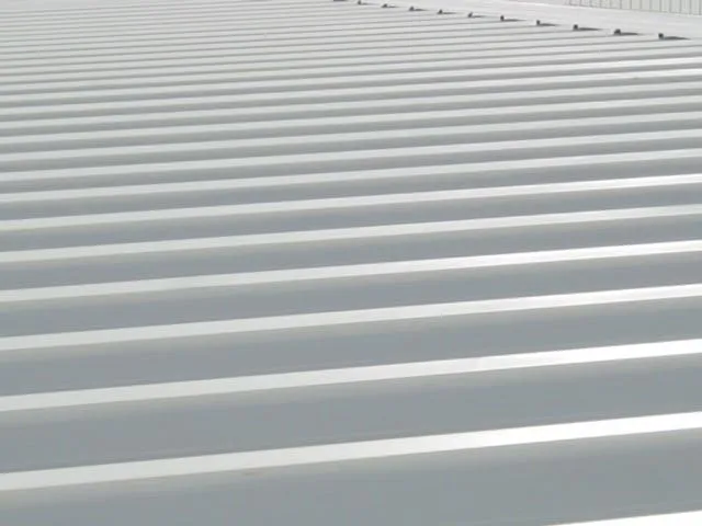 Tejado de edificio industrial con panel sandwich cubierta PIR