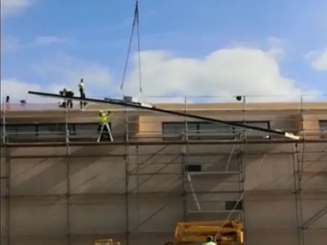  Montaje de panel de cubierta 3 grecas de 13 metros con ventosa modelo L8-300BAT