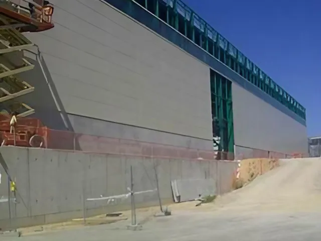Panel sándwich de lana de roca ignífugo con núcleo mineral incombustible; cerramiento no propagador de la llama para resistencia al fuego y aislamiento térmico