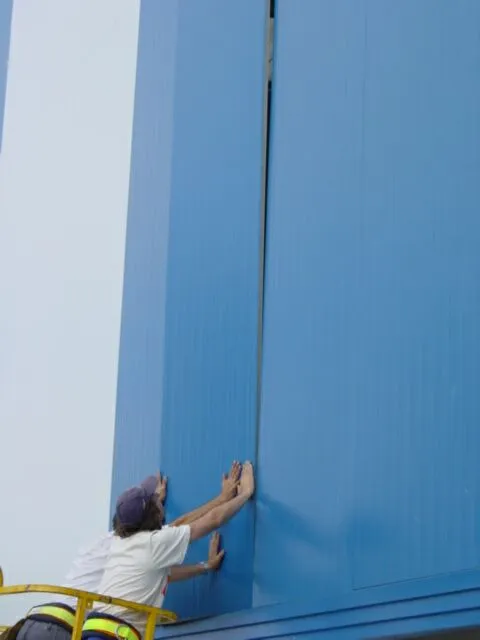 Instalación de panel sándwich de lana de roca con junta de fijación oculta; núcleo mineral incombustible, cerramiento ignífugo no propagador de la llama