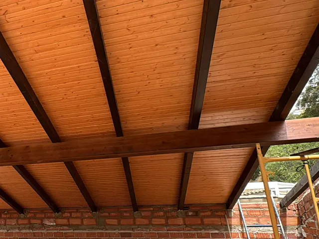 cubierta con panel sandwich madera y acabado interior en friso de abeto color miel