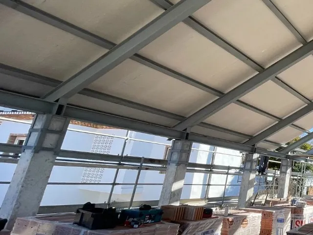 panel sandwich madera con acabado interior tipo yeso en cubierta con estructura metalica