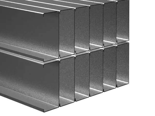 Apilado de perfiles metálicos tipo C galvanizados para estructuras de fachadas o paredes