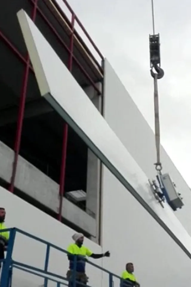 Montaje de panel sándwich de fachada con ventosa de vacío en posición horizontal
